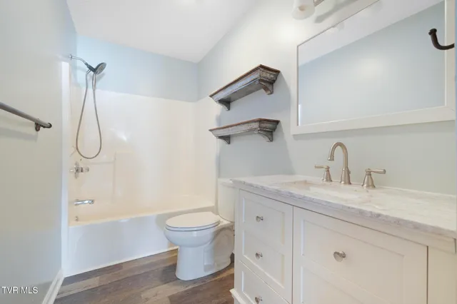 $662,400 | 209 Glen Oaks Drive, Gray, TN 37615