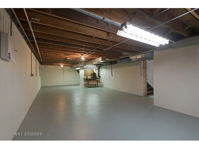 3290 Brook Road Highland Park, IL 60035 - Photo 10 of 19 a view of a room with gym equipment
