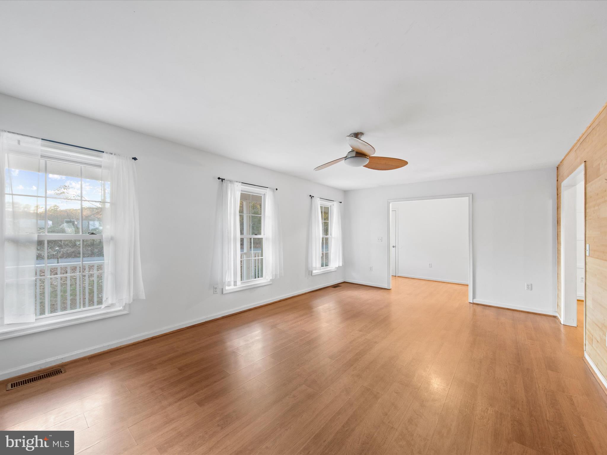 9365 Stage Road Delmar, MD 21875 - Photo 7 of 34 Living Room