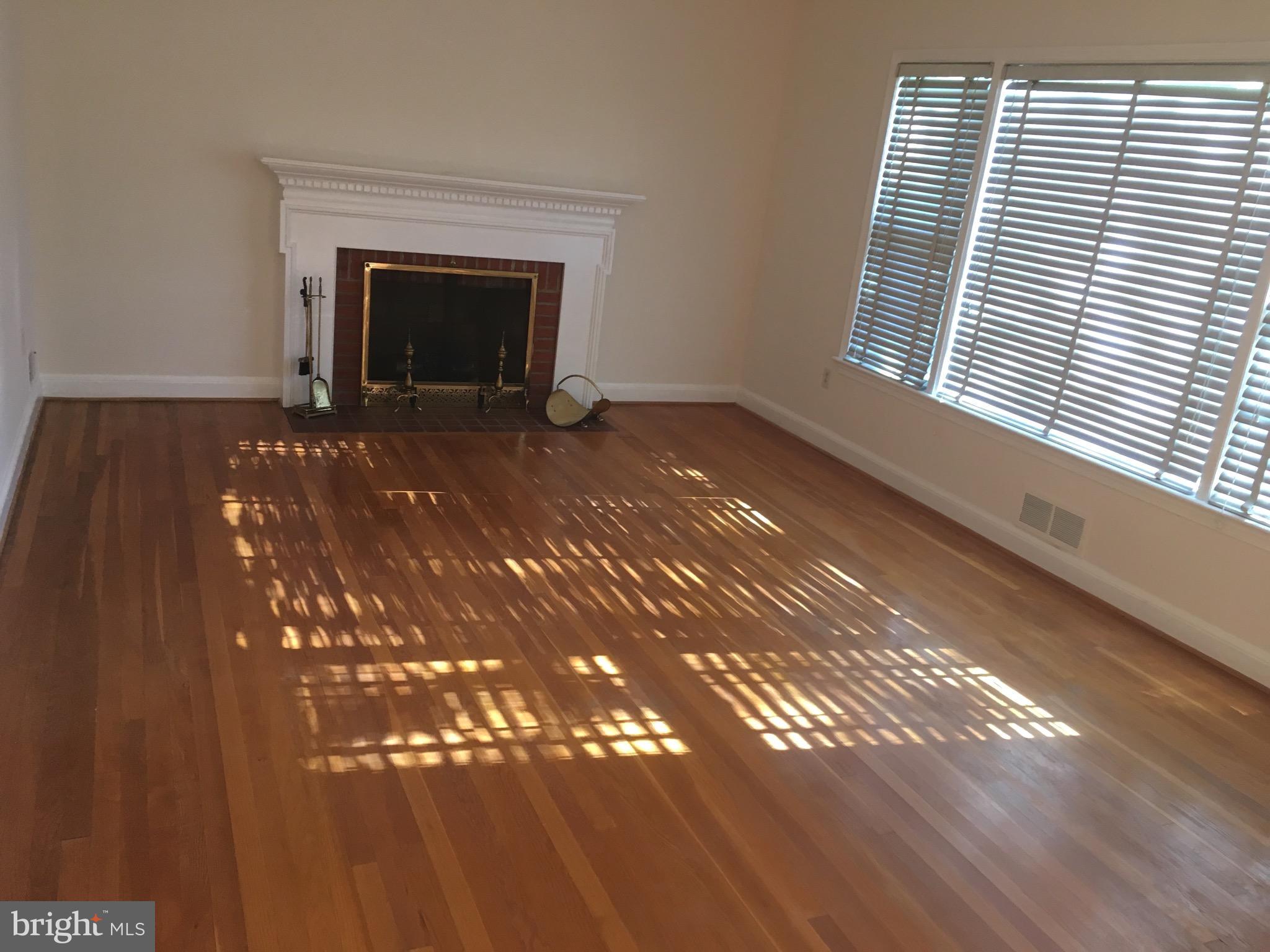 930 Ray Road Hyattsville, MD 20783 - Photo 5 of 15 Living Room