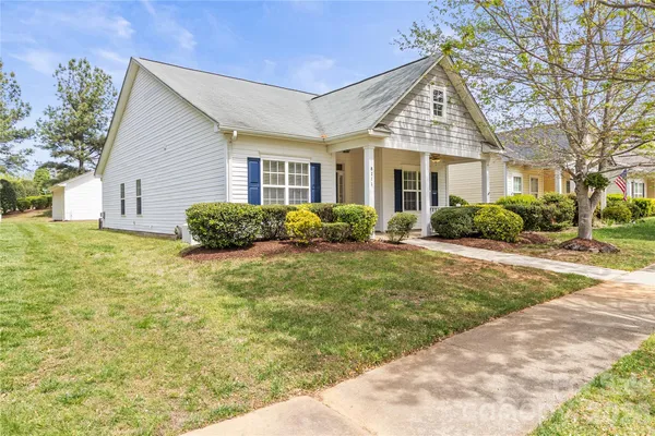 a view of house with garden and trees