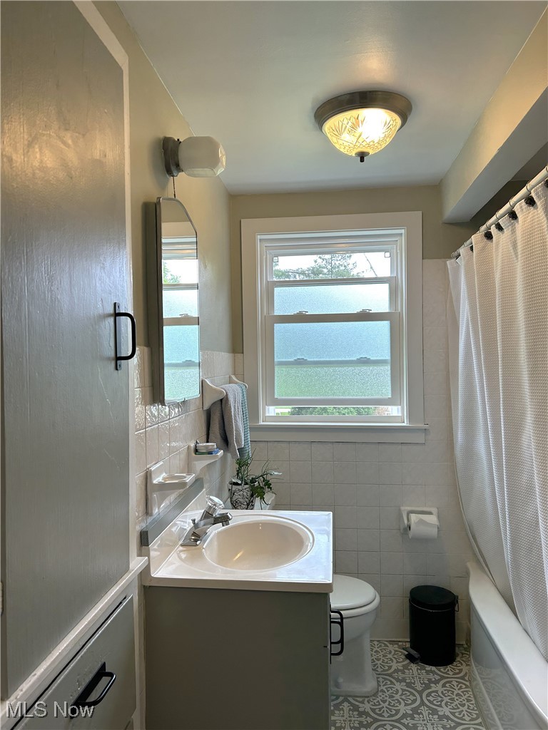 111 Fairview Road Chagrin Falls, OH 44022 - Photo 20 of 31 Full bathroom.