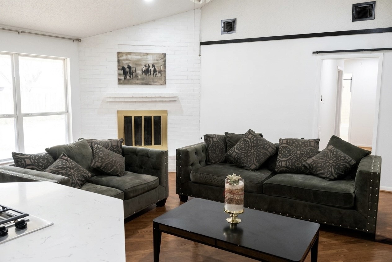 2203 South Houston Road Pasadena, TX 77502 - Photo 6 of 18 Bright living environment with ample natural light.