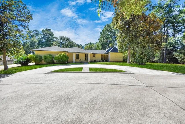 a view of an outdoor space