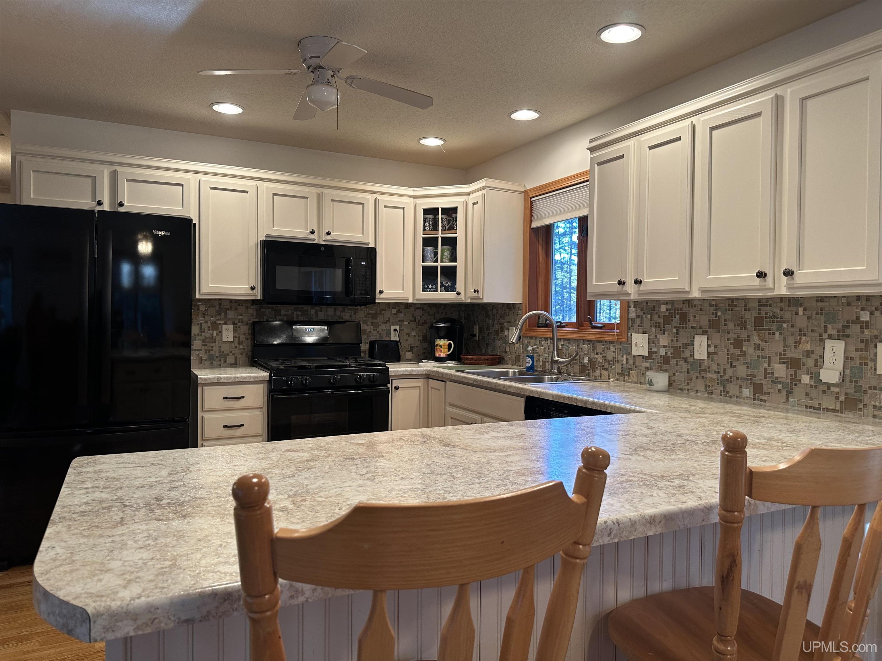 5047 17th Road Escanaba, MI 49829 - Photo 2 of 44