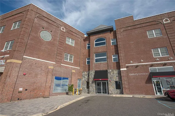 $4,500 | 50 Stewart Avenue, Unit 2K, Huntington, NY 11743