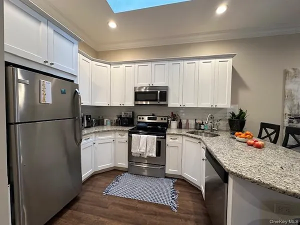 $4,500 | 50 Stewart Avenue, Unit 2K, Huntington, NY 11743