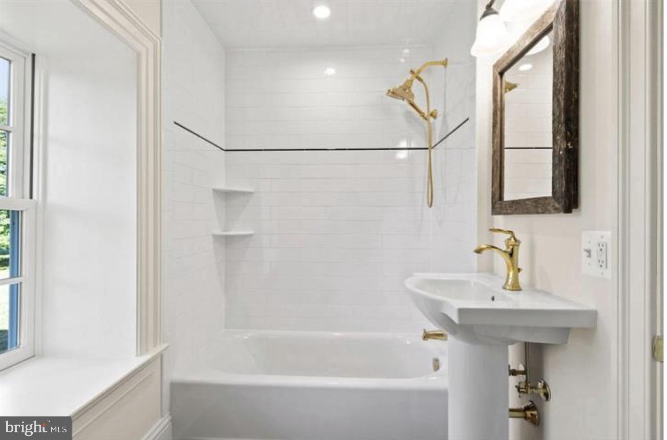 16131 Old York Road Monkton, MD 21111 - Photo 26 of 31 a bathroom with a sink a mirror and a bathtub