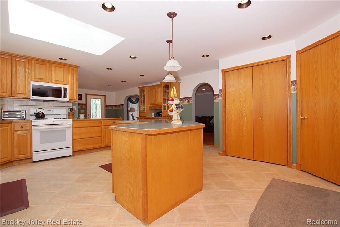 2986 Faussett Road Howell, MI 48855 - Photo 8 of 28 Open Kitchen with Lots of Storage