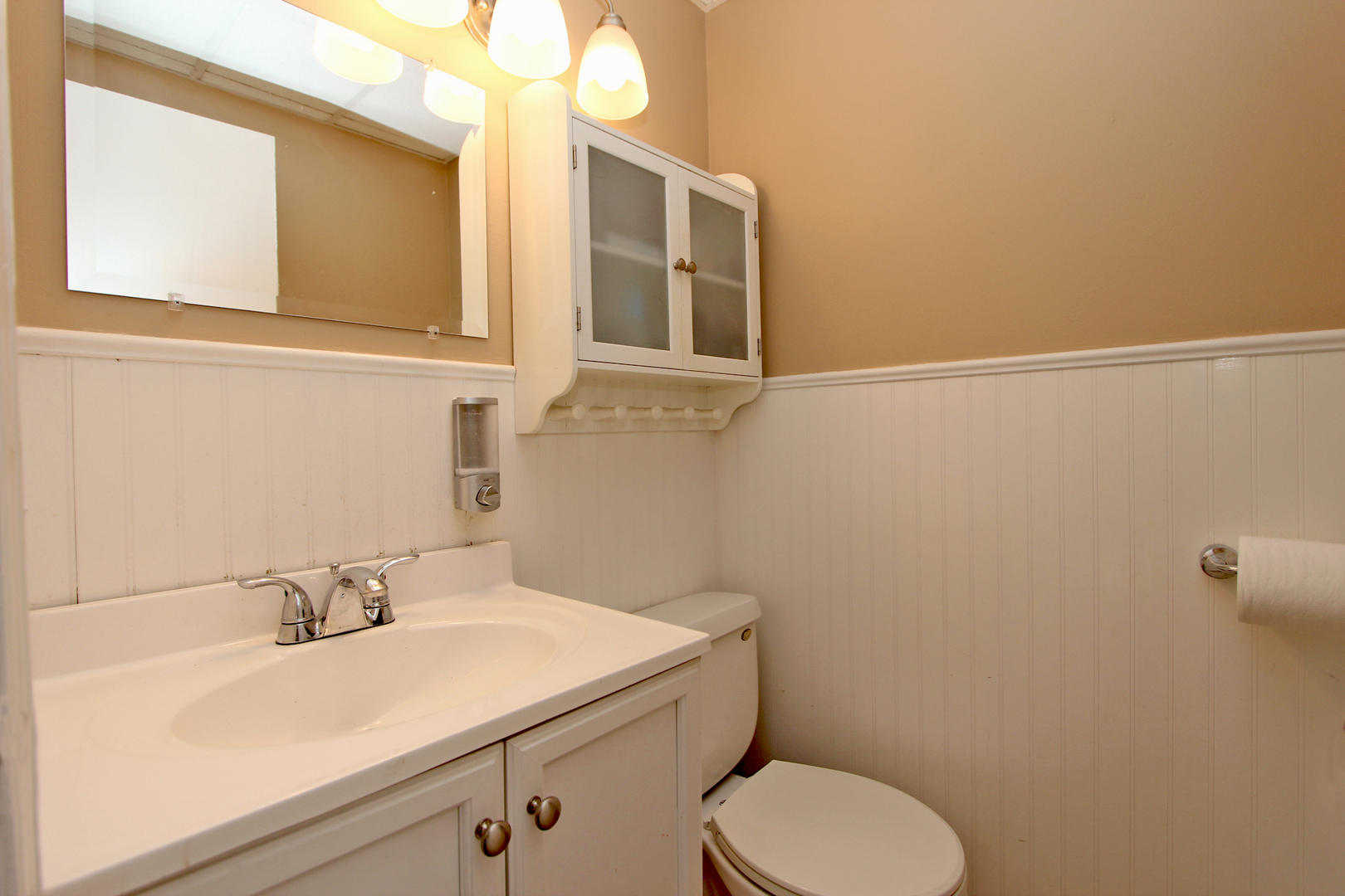 43 Golfview Road Lake Zurich, IL 60047 - Photo 14 of 35 a bathroom with a sink and a toilet