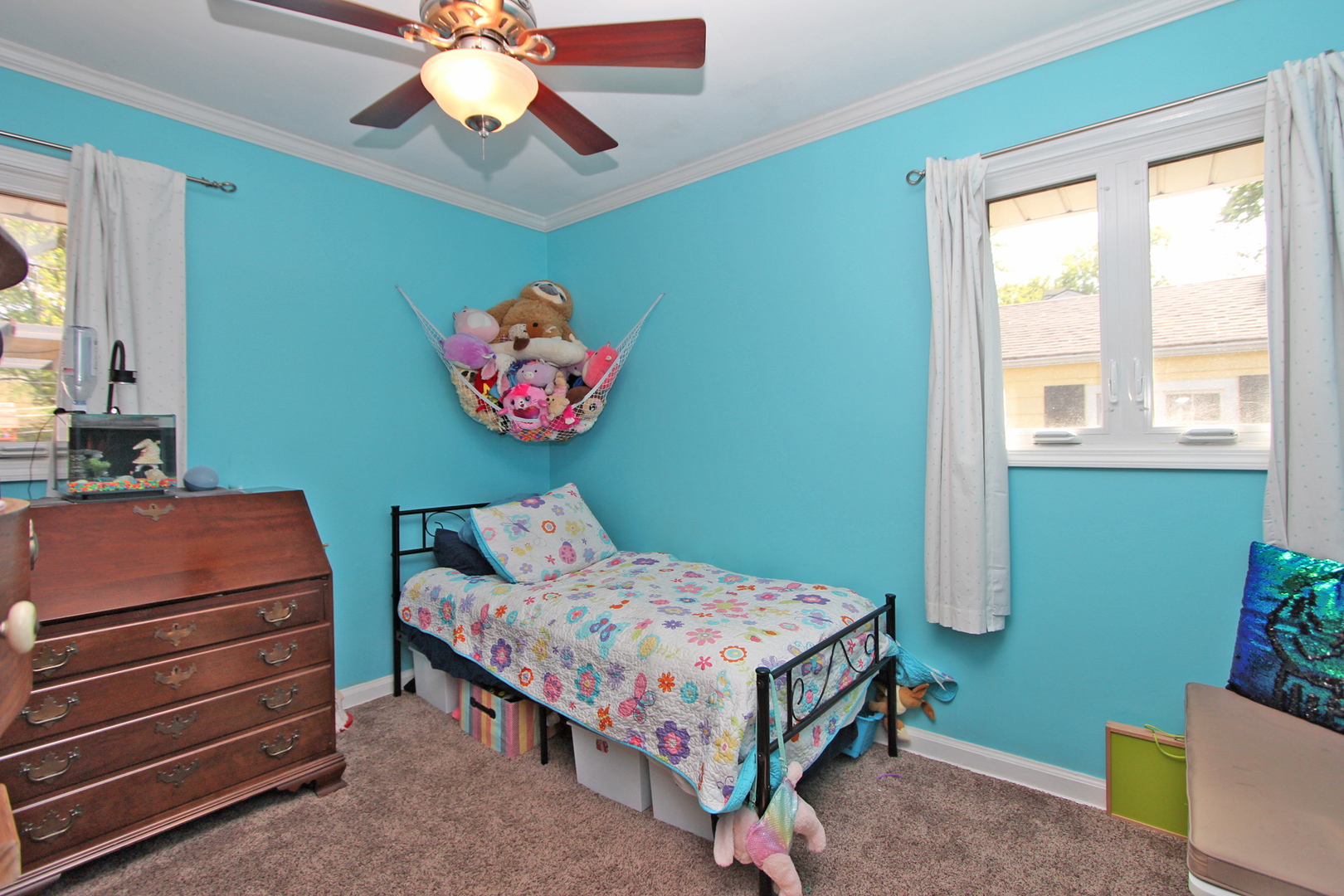 43 Golfview Road Lake Zurich, IL 60047 - Photo 20 of 35 a bedroom with a bed and a chandelier