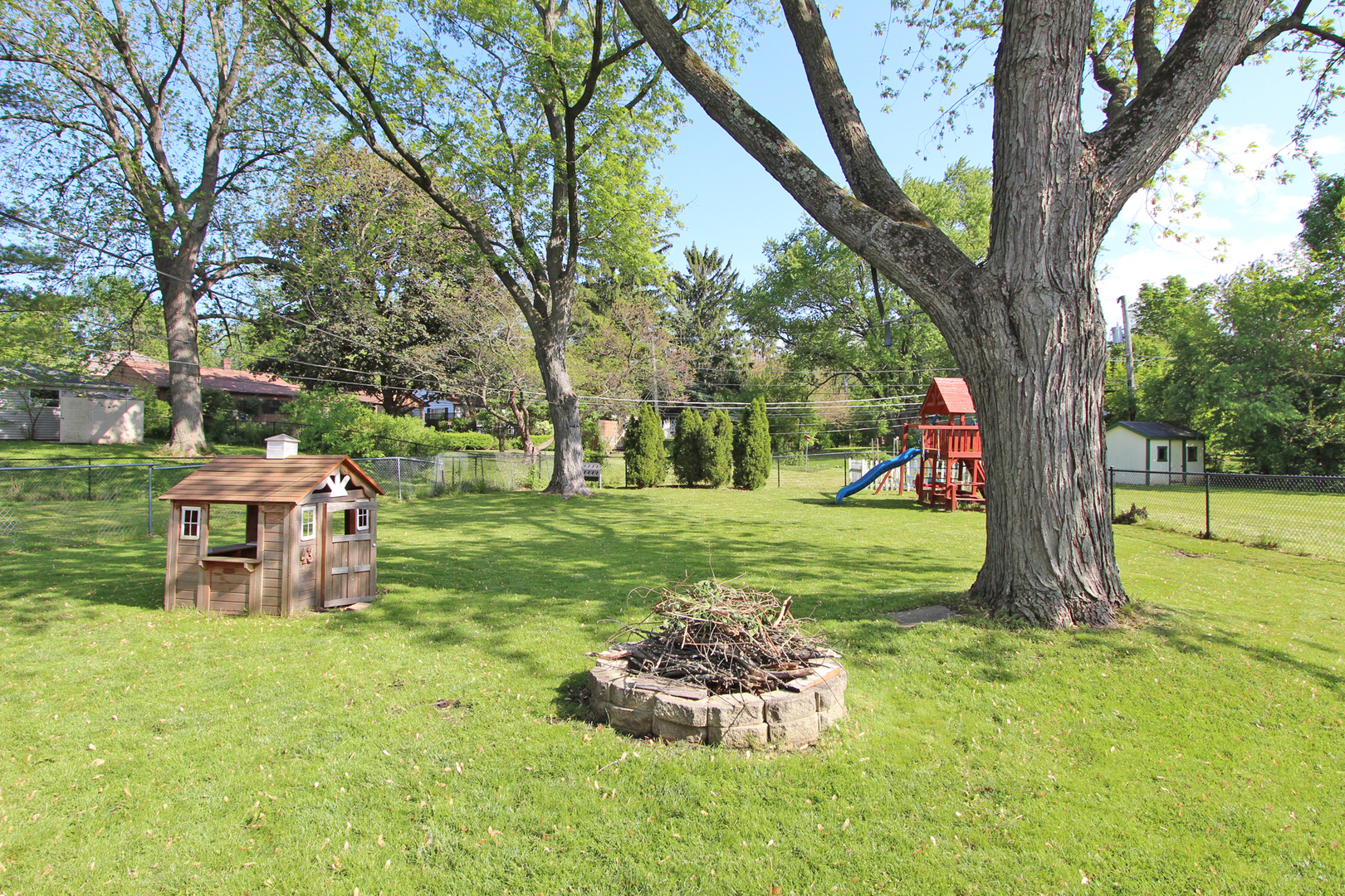 43 Golfview Road Lake Zurich, IL 60047 - Photo 24 of 35 a park with a bench and a large tree