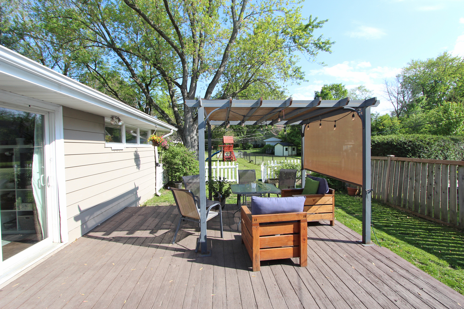 43 Golfview Road Lake Zurich, IL 60047 - Photo 33 of 35 a view of a patio with table and chairs and wooden floor