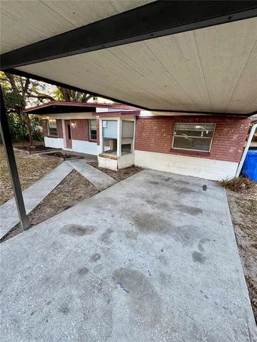 a house view with backyard space