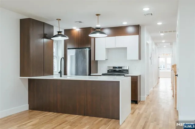 $3,050 | 90 Hollywood Avenue, Unit 2, East Orange, NJ 07018