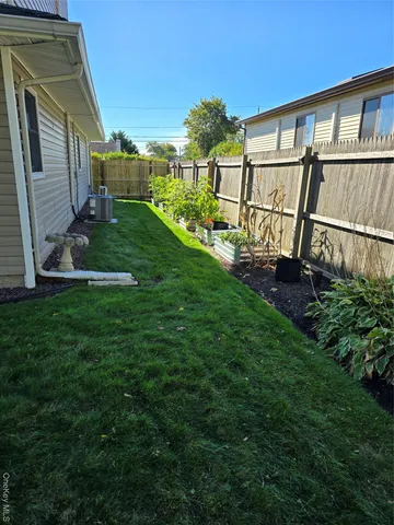 a view of yard with green space