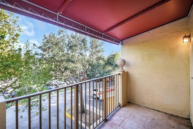 a view of entryway with livingroom