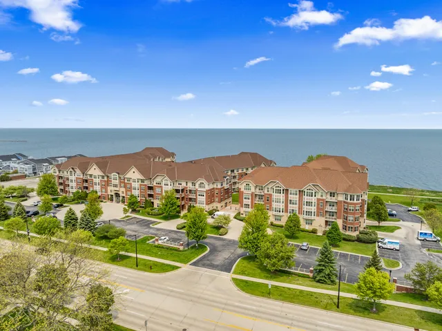 $495,000 | 4100 South Lake Drive, Unit 404, St. Francis, WI 53235