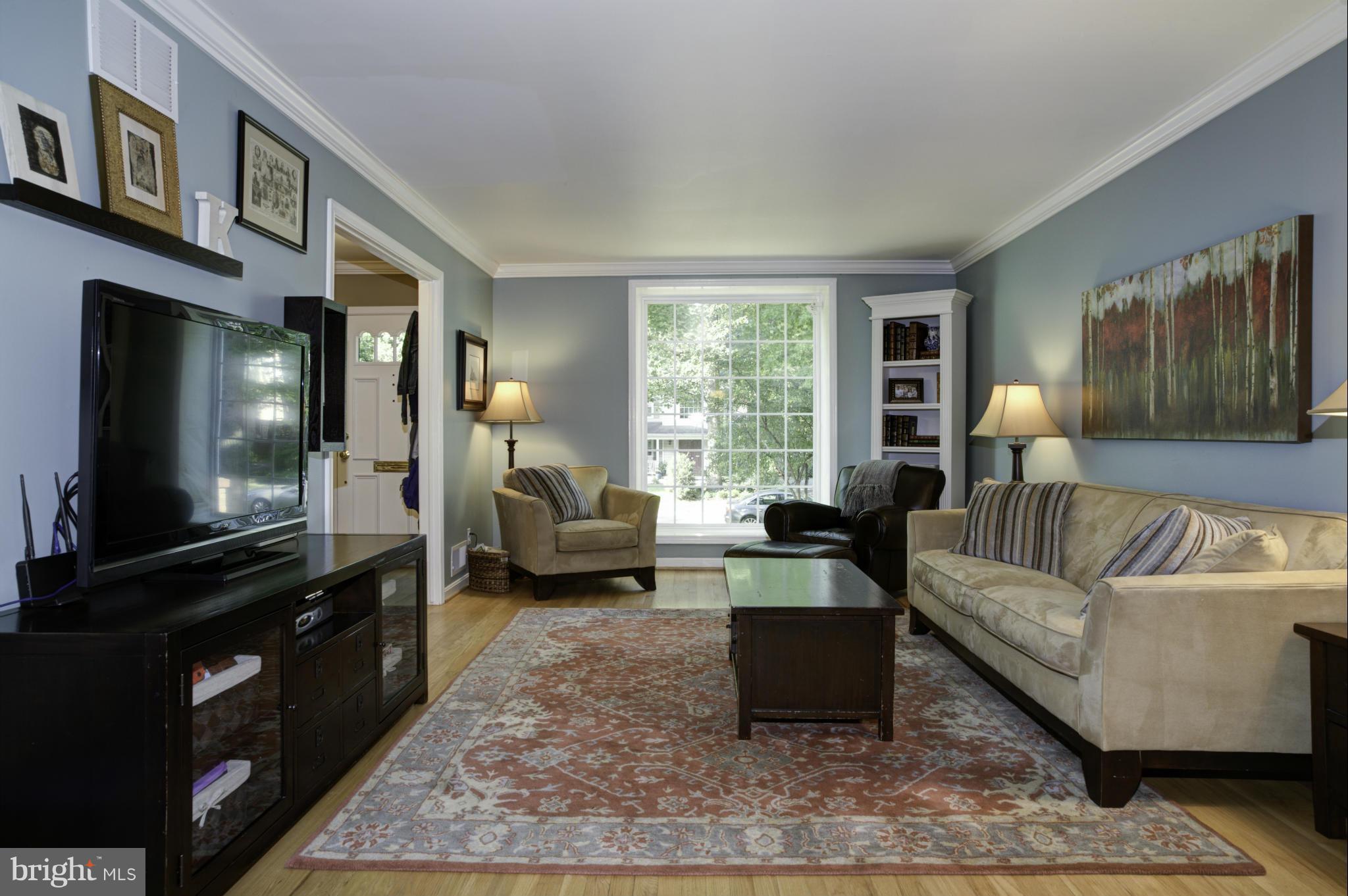 6803 Baron Road McLean, VA 22101 - Photo 14 of 30 Living Room