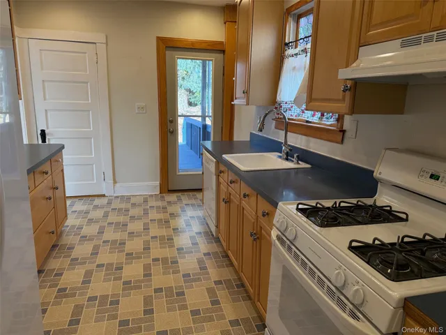 $2,600 | 15 Highland Avenue, Northport, NY 11768