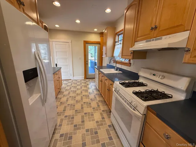 $2,600 | 15 Highland Avenue, Northport, NY 11768