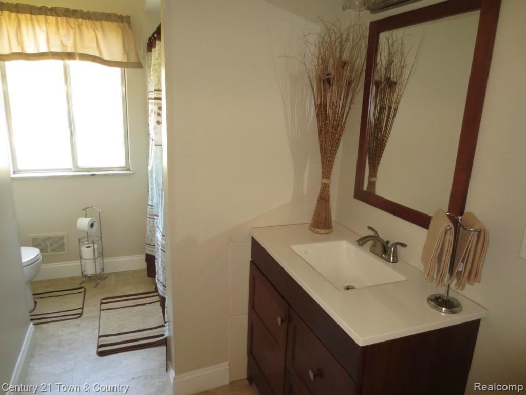 4170 England Beach Road White Lake, MI 48383 - Photo 15 of 23 New Remodeled Full Bath