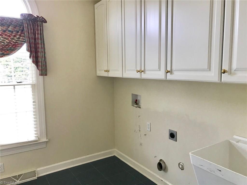 7560 Bullard Road Clemmons, NC 27012 - Photo 9 of 25 Laundry Room w/ Deep Utility Sink
