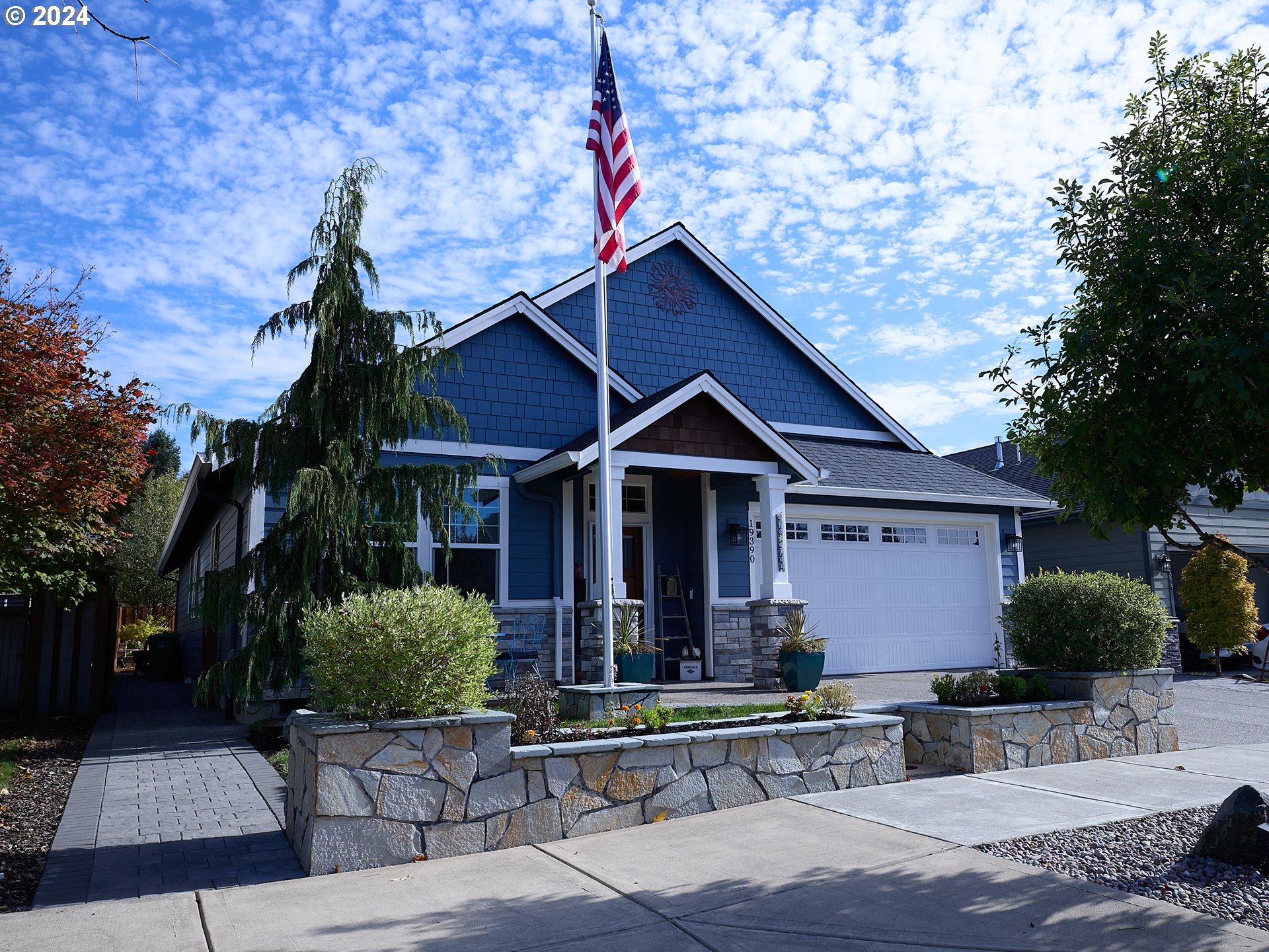 19390 Pine Avenue Sandy, OR 97055 - Photo 1 of 37 a front view of a house with garden