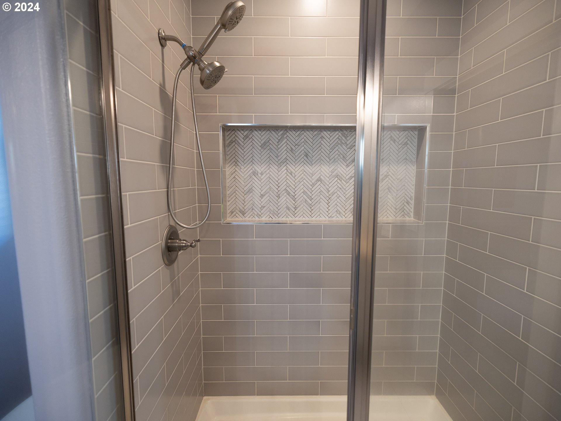 19390 Pine Avenue Sandy, OR 97055 - Photo 16 of 37 a bathroom with a shower