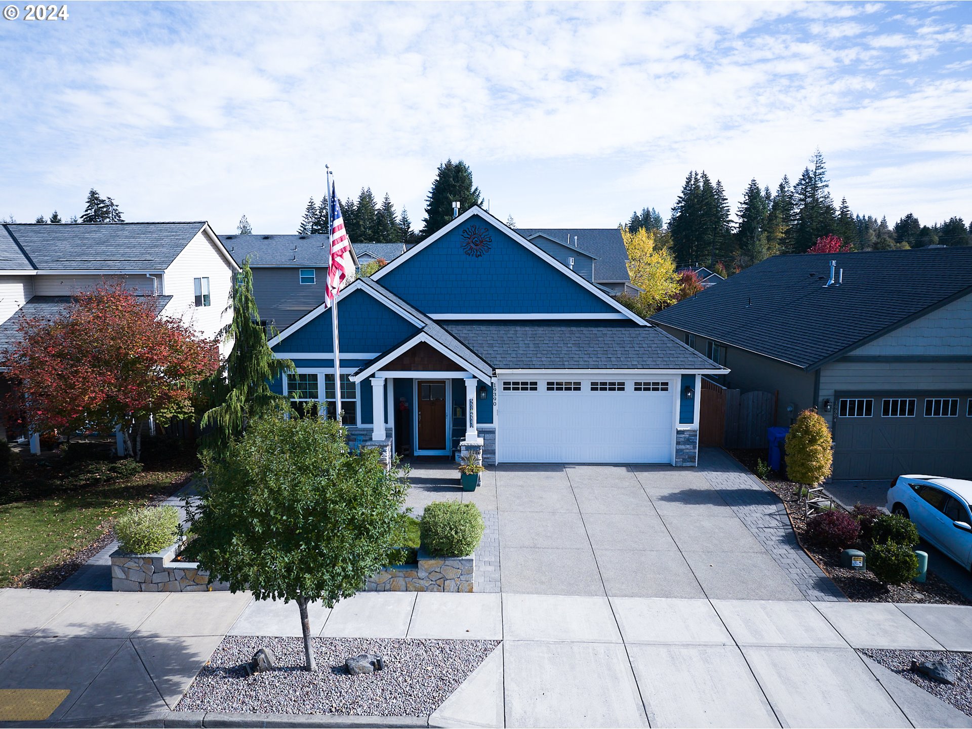 19390 Pine Avenue Sandy, OR 97055 - Photo 2 of 37 a front view of a house with garden