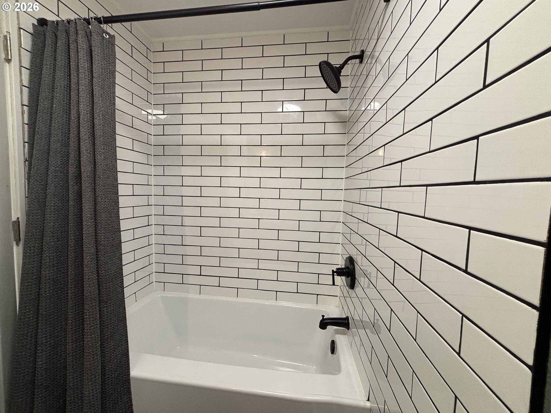 924 Southwest 33rd Street Pendleton, OR 97801 - Photo 14 of 27 a bathroom with a bathtub