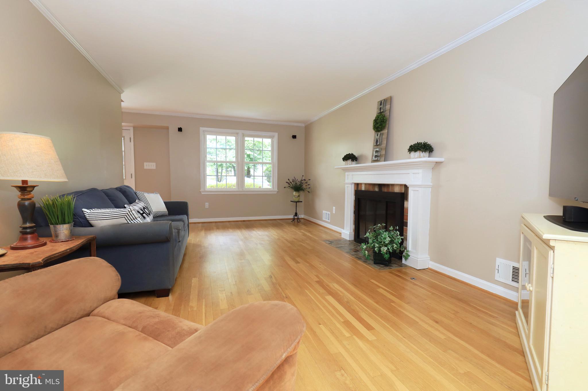 6805 Houndmaster Road Springfield, VA 22152 - Photo 12 of 52 Living Room