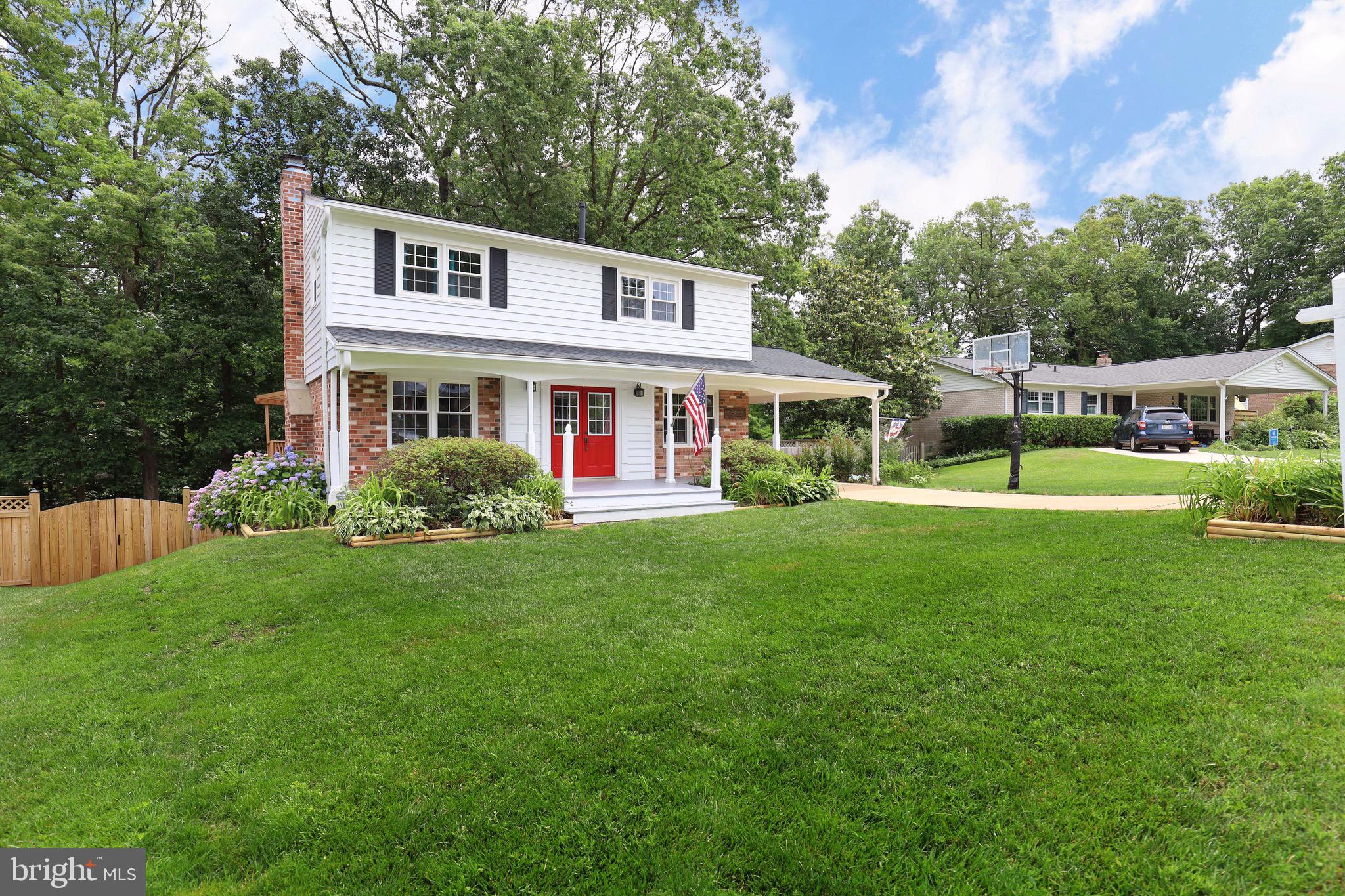 6805 Houndmaster Road Springfield, VA 22152 - Photo 3 of 52 Large Front Yard