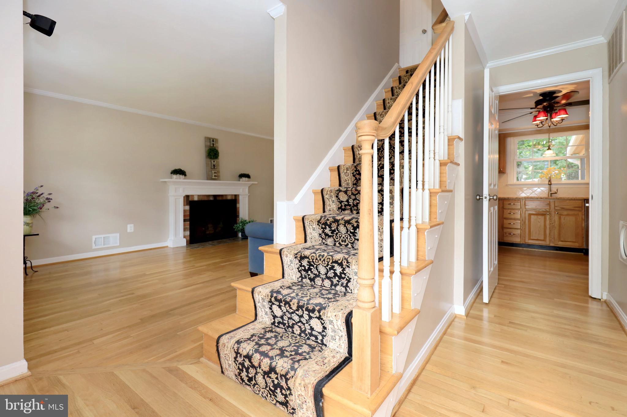 6805 Houndmaster Road Springfield, VA 22152 - Photo 8 of 52 Foyer View