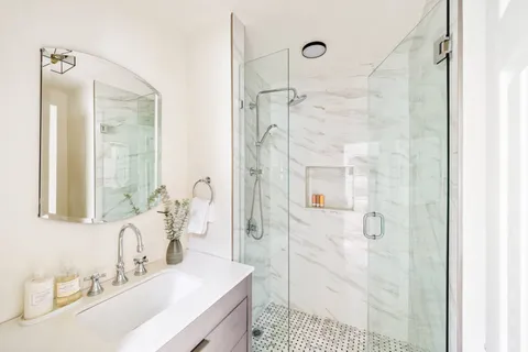 $1,795,000 | 147 Sycamore Drive, East Hampton, NY 11937