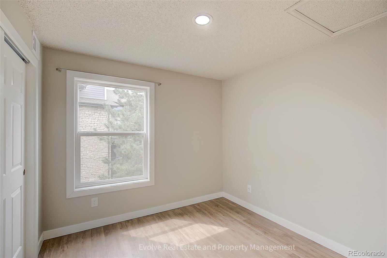 2575 South Syracuse Way, Unit J301 Denver, CO 80231 - Photo 12 of 14 an empty room with a window