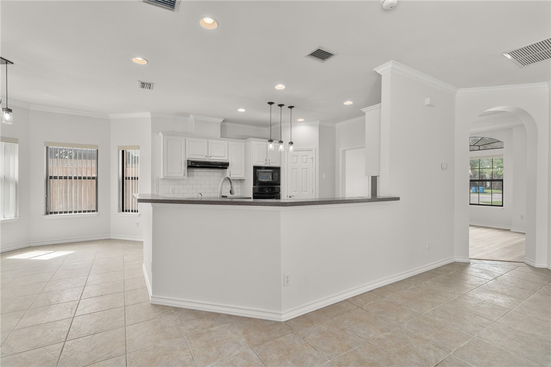 623 Broadway Boulevard Portland, TX 78374 - Photo 9 of 35 a view of kitchen with kitchen island and stainless steel appliances