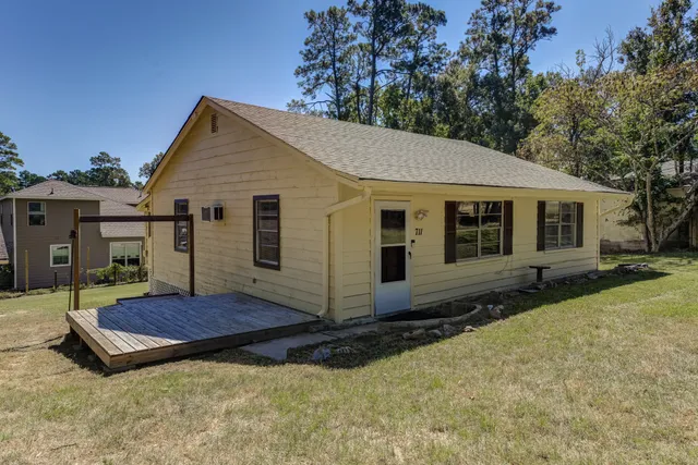 a view of a house with a yard