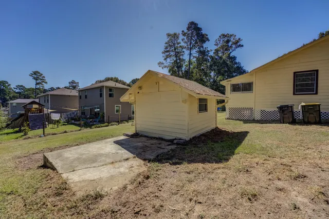 a view of a house with a yard