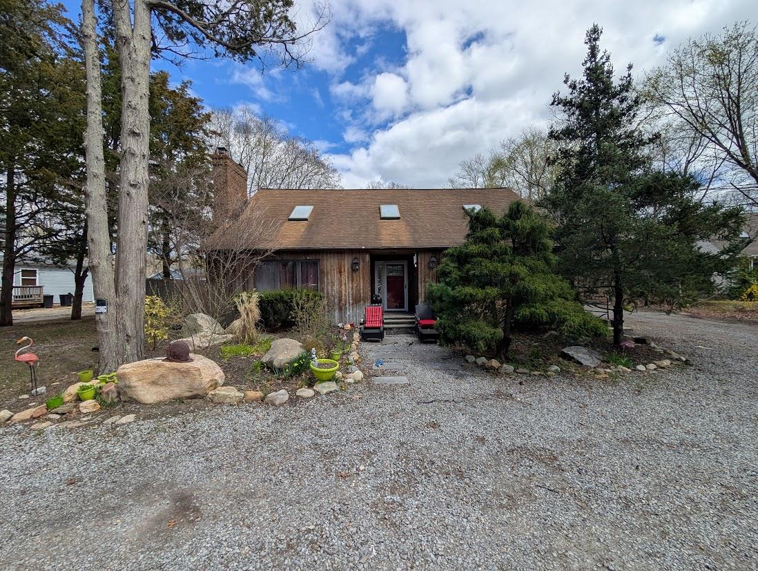 a view of a house with a backyard