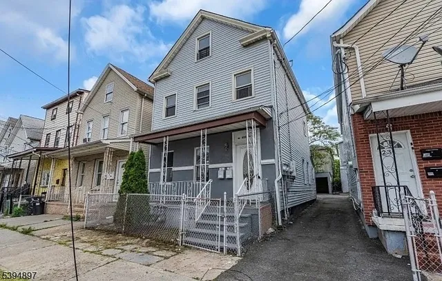 $1,600 | 233 Pine Street, Elizabeth Port, NJ 07206