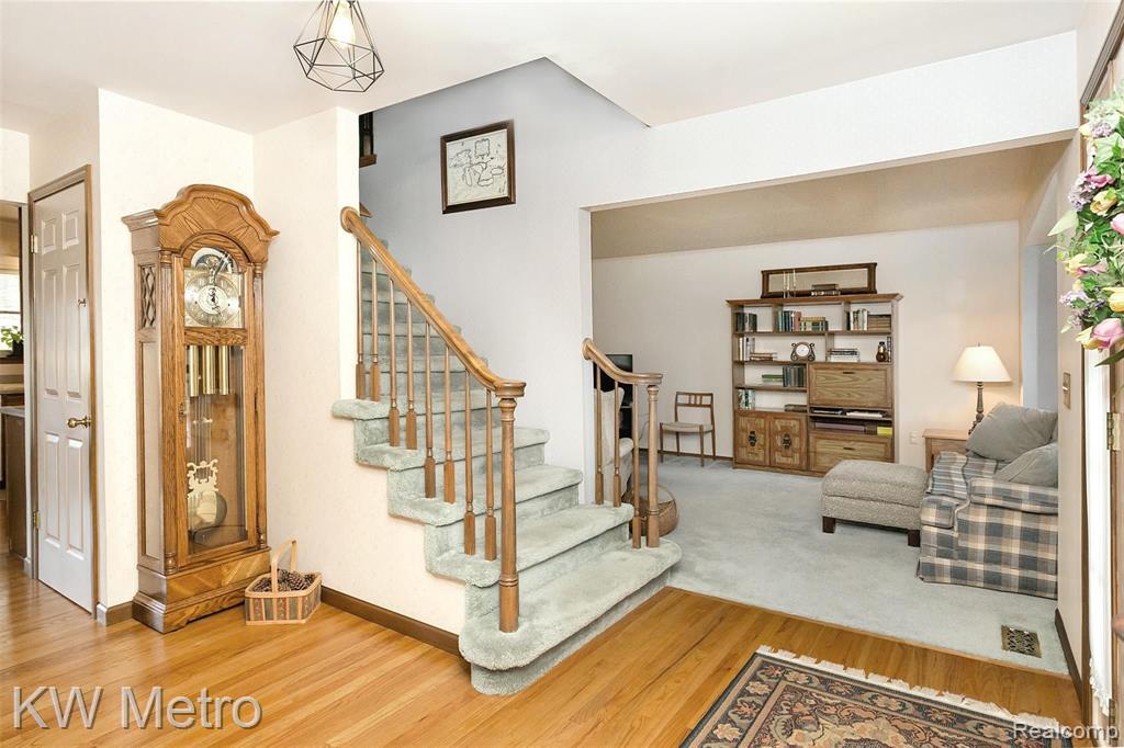 828 Ten Point Drive Rochester Hills, MI 48309 - Photo 3 of 56