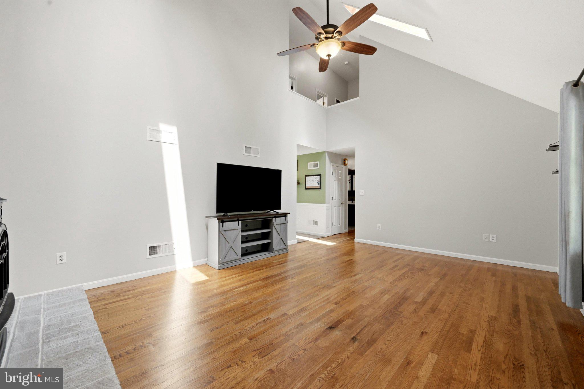 150 Holiday Road Cross Junction, VA 22625 - Photo 20 of 97 Warm & inviting atmosphere