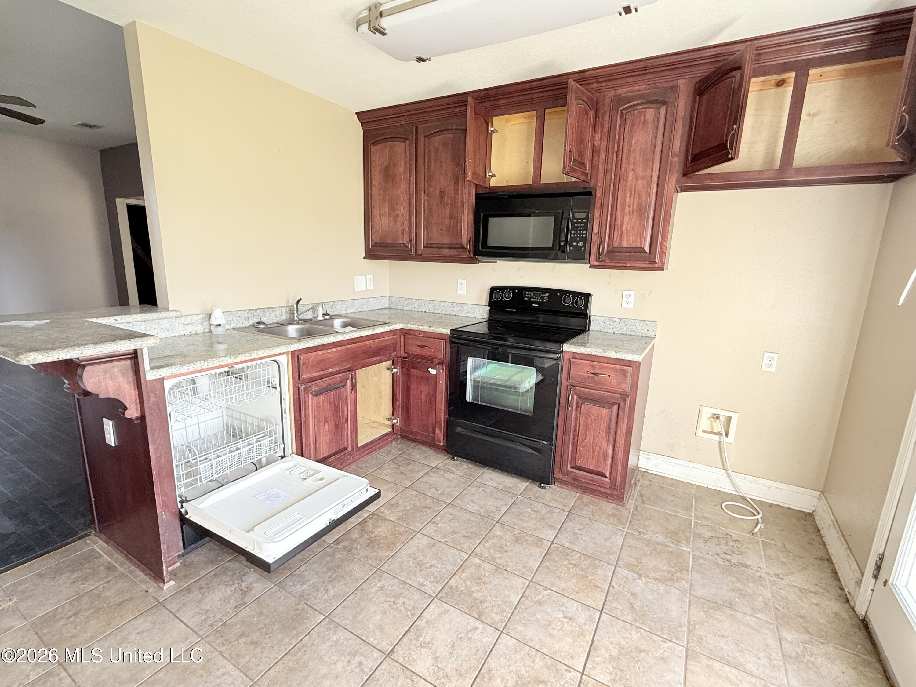 17 Pointer Trail Picayune, MS 39466 - Photo 5 of 28 Kitchen