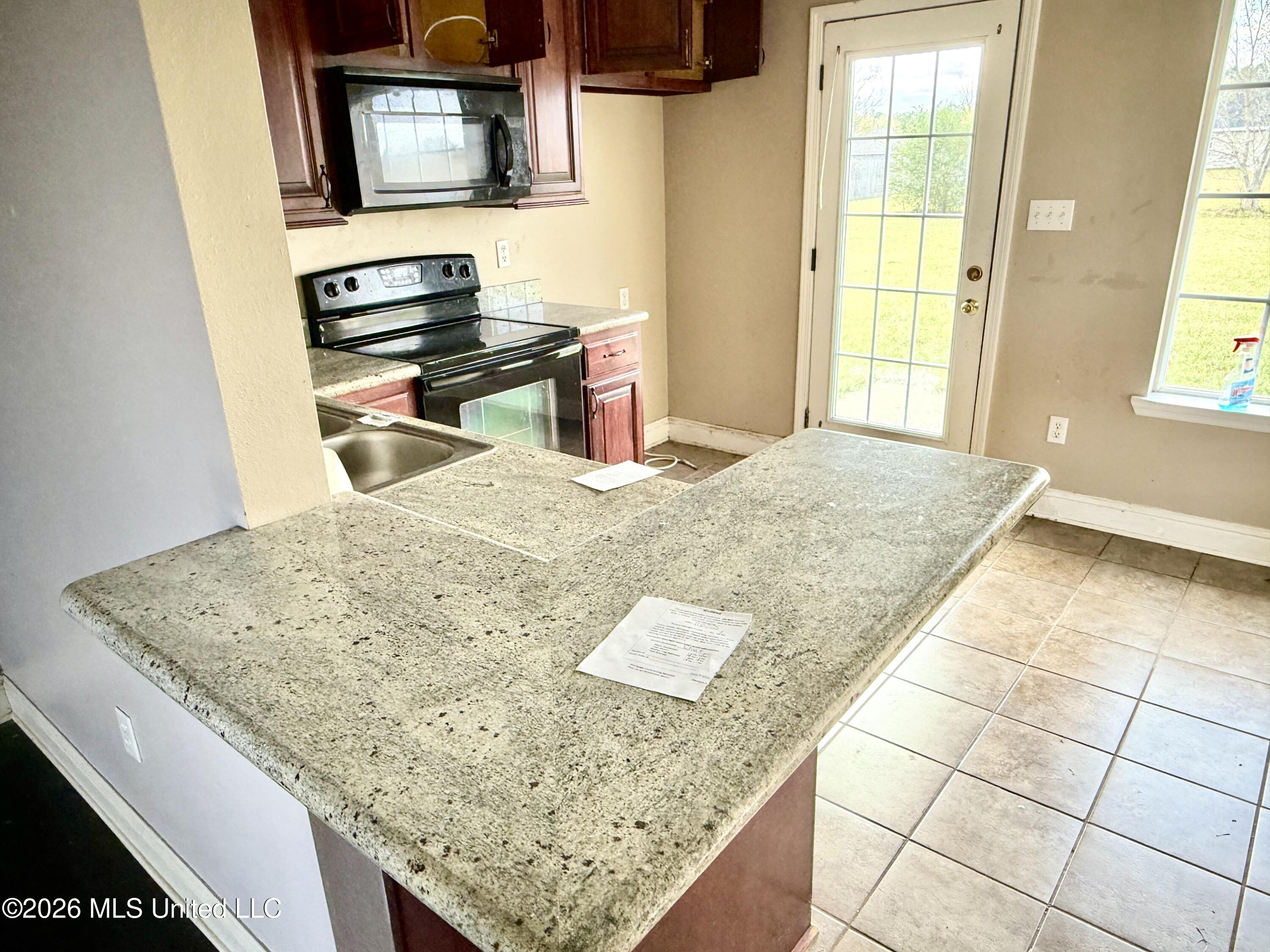 17 Pointer Trail Picayune, MS 39466 - Photo 7 of 28 Breakfast Bar