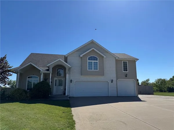 $550,000 | 7086 Southwest Crystal Lane, Trimble, MO 64492