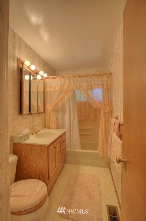 3401 Northeast 9th Street Renton, WA 98056 - Photo 8 of 10