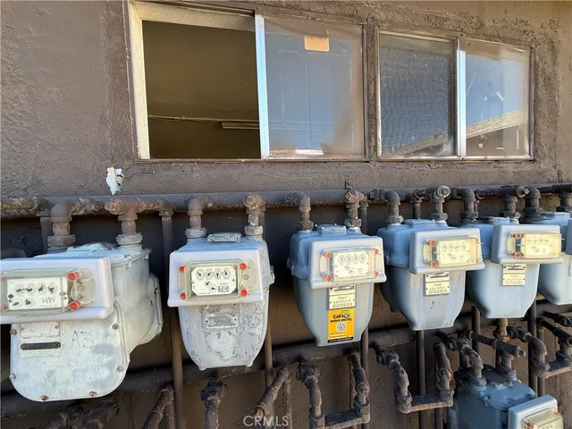 a view of an house with backyard