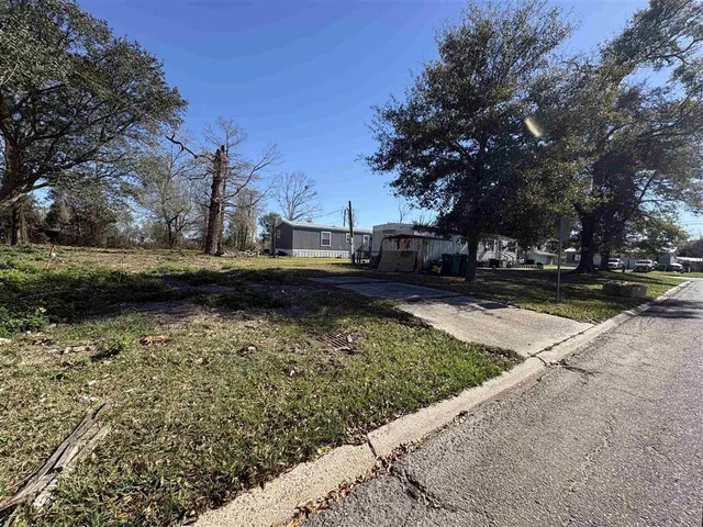 $75,000 | 818 Live Oak Street, Westlake, LA 70669