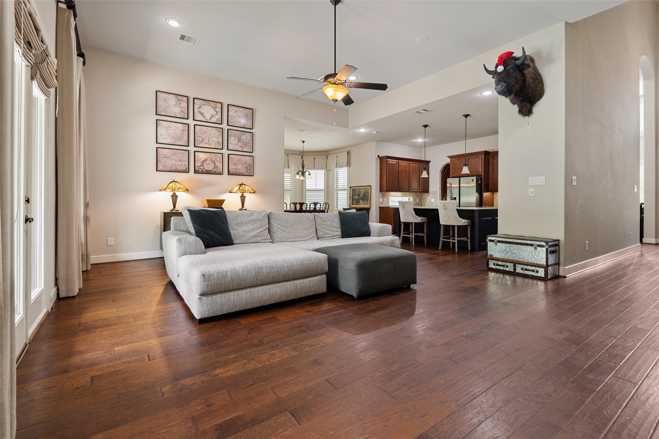 6510 Fraser Point Court Spring, TX 77379 - Photo 5 of 35 a living room with furniture and a chandelier